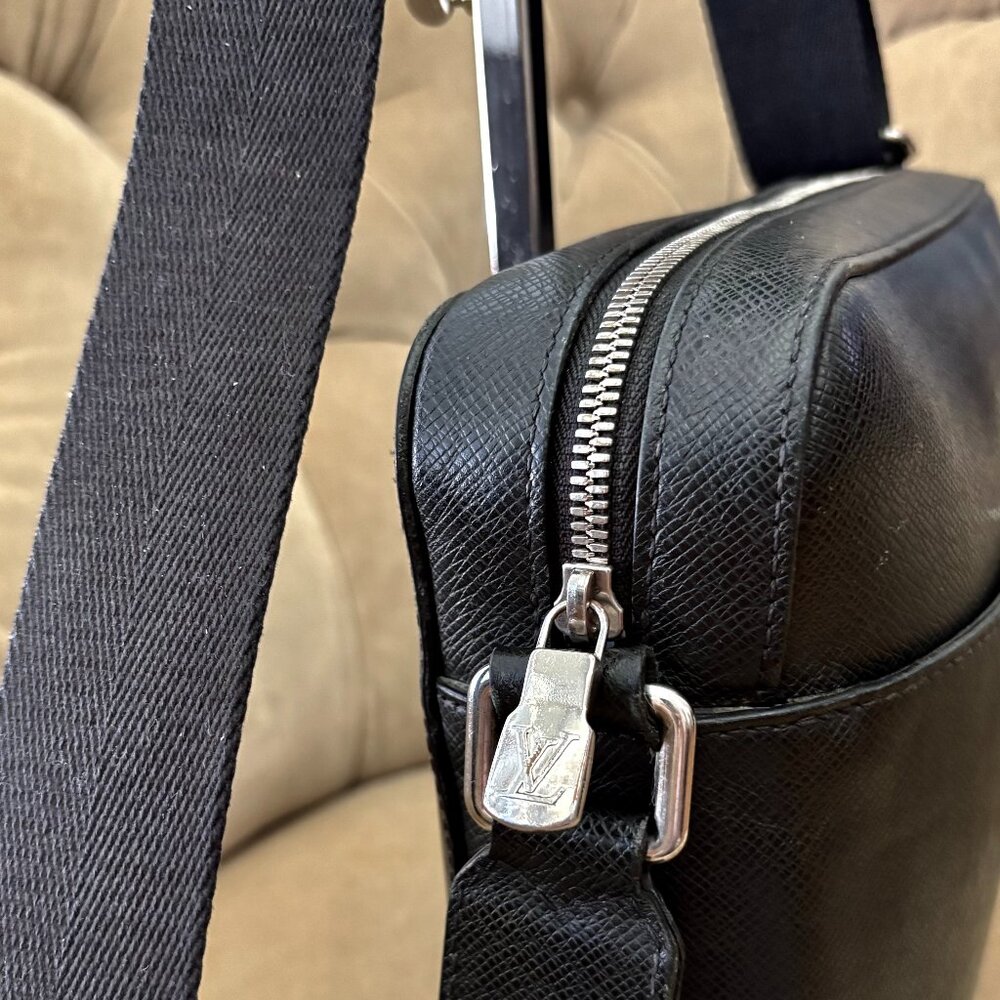 Auth. LOUIS VUITTON Taiga Leather ANTON PM CA2158 Messenger Bag...RETIRED - Picture 4 of 8